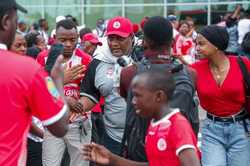 Mashabiki Wajitokeza JNIA Kuwalaki Wachezaji - Simba Sports Club